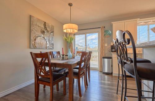 Meaford Casa | Cozy Cottage for Fall Getaways, Private backyard, decks