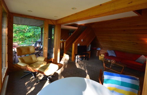 Suttons Bay Cabina | Up North Treehouse-Suttons Bay-Se sienta en lo alto de los árboles. En la aldea
