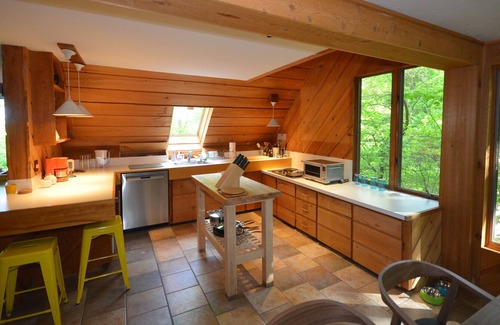 Suttons Bay Cabina | Up North Treehouse-Suttons Bay-Se sienta en lo alto de los árboles. En la aldea