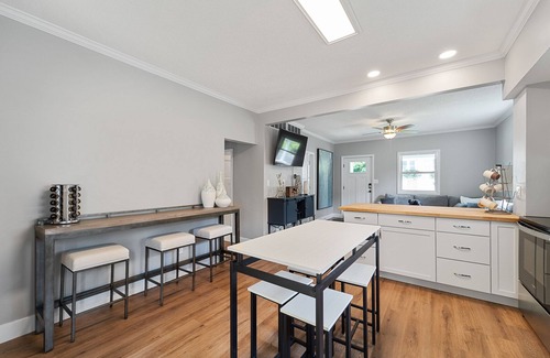 Columbia Cabaña | Cozy Cottage Home - Walk to Downtown Columbia