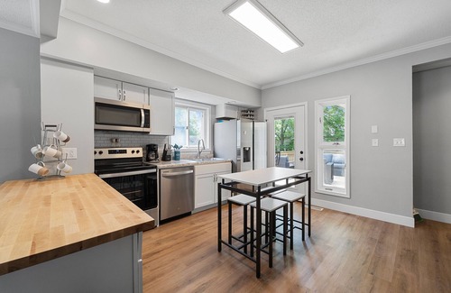 Columbia Cabaña | Cozy Cottage Home - Walk to Downtown Columbia