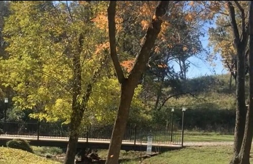 Kansas City Cabaña | Cozy Cottage House in Park-like Setting, Perfect location
