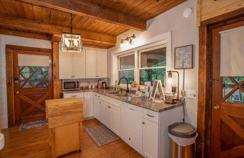 Boone Cabaña | Cozy Cottage in Blowing Rock