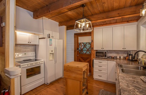 Boone Cabaña | Cozy Cottage in Blowing Rock
