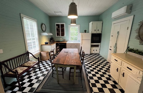 Hardwick Cabaña | Cozy cottage in charming Milledgeville with AC, WiFi