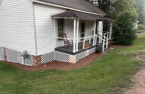 Hardwick Cabaña | Cozy cottage in charming Milledgeville with AC, WiFi