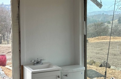 Hollister Cabaña | Cozy cottage in charming Paicines with WiFi