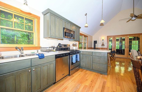 Blodgett Landing Cabaña | Cozy Cottage in Newbury, NH - Walkable to Lake Sunapee