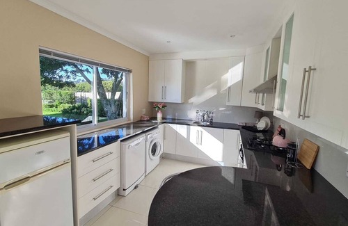 Port Elizabeth Cabaña | Cozy cottage in Port Elizabeth, near Kragga Kamma Game Park. Sleeps 2.