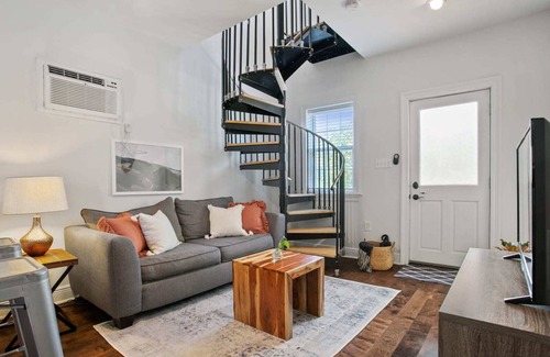 East Riverside Casa | Cozy Cottage in Quiet Uptown