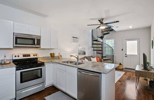 East Riverside Casa | Cozy Cottage in Quiet Uptown