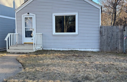 Traverse City Casa | Cozy cottage in the heart of Traverse City. Short walk to beach and downtown!