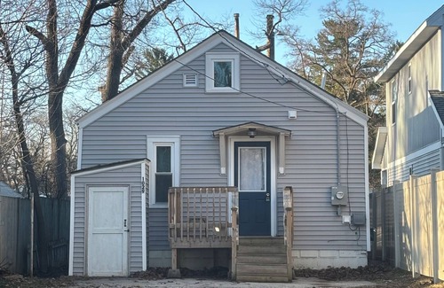 Traverse City Casa | Cozy cottage in the heart of Traverse City. Short walk to beach and downtown!