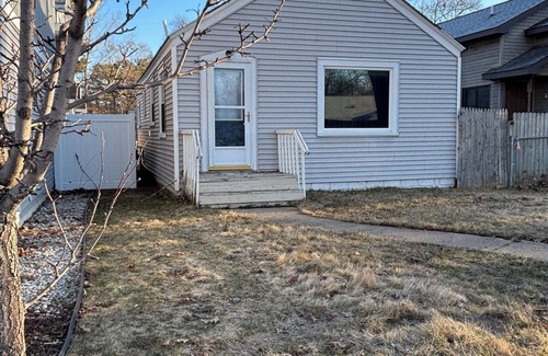 Traverse City Casa | Cozy cottage in the heart of Traverse City. Short walk to beach and downtown!