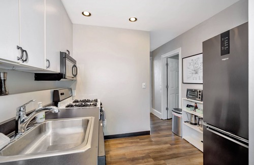 Roselawn Finance Cabaña | Cozy Cottage In The Heart Of Hyde Park 1 Bedroom Home by RedAwning