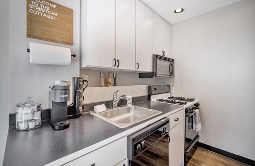 Roselawn Finance Cabaña | Cozy Cottage In The Heart Of Hyde Park 1 Bedroom Home by RedAwning
