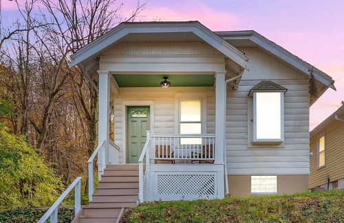 Roselawn Finance Cabaña | Cozy Cottage In The Heart Of Hyde Park 1 Bedroom Home by RedAwning
