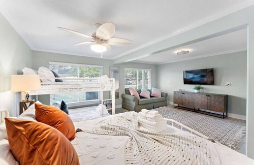 Clear Lake Shores Cabaña | Sunset Bungalow-Boardwalk and Bay!