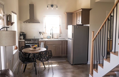 Brookfield Apartamento | CoZy Cottage in the heart of Linn County! Sleeps 5 and DELUXE spa-like bathroom!