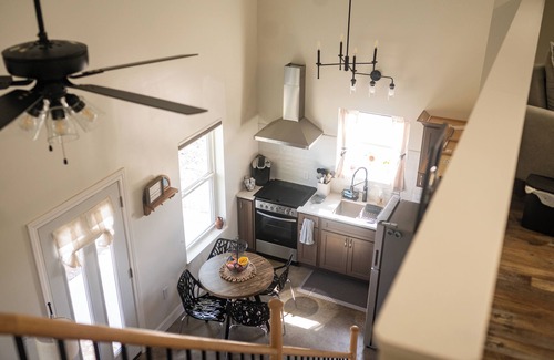Brookfield Apartamento | CoZy Cottage in the heart of Linn County! Sleeps 5 and DELUXE spa-like bathroom!