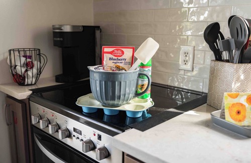 Brookfield Apartamento | CoZy Cottage in the heart of Linn County! Sleeps 5 and DELUXE spa-like bathroom!