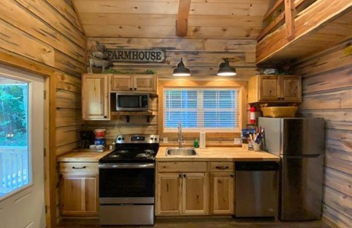 Christian County Cabaña | Cozy Cottage In The Woods
