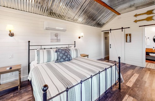 Fredericksburg Cabaña | Cozy cottage in Wine Country with AC/heat, private deck, & high-speed WiFi