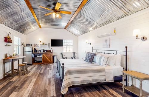 Fredericksburg Cabaña | Cozy cottage in Wine Country with AC/heat, private deck, & high-speed WiFi