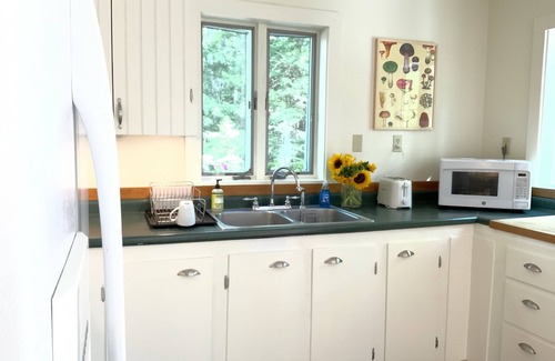 Lincolnville Casa | Cozy cottage in woodland setting near to hiking biking and lakes