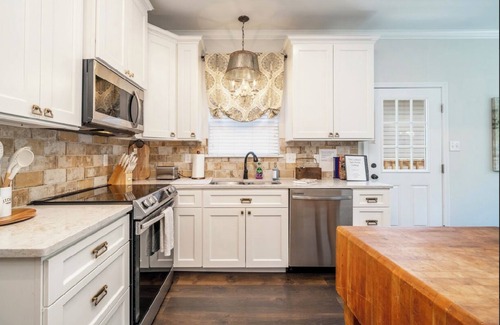 Mid America Cabaña | Cozy Cottage Just Minutes from Oaklawn Racetrack & Casino