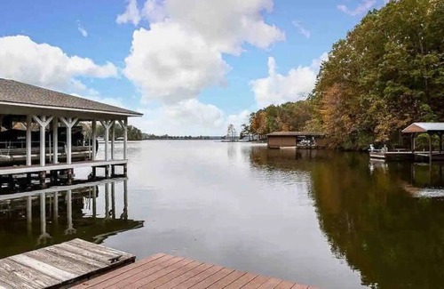 Bumpass Cabaña | Cozy Cottage-Lakefront View-Kayaks-Hot tub