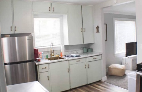 Port Clinton Cabaña | Cozy cottage located in the heart of Port Clinton. Pet Friendly too!