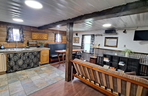 Athens Cabaña | Cozy cottage located on 133 acres.