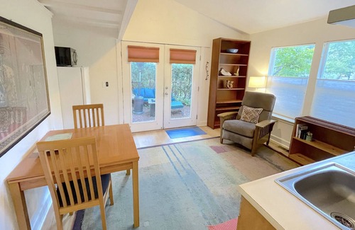 Westside Santa Cruz Cabaña | Cozy Cottage located in the Upper Westside of Santa Cruz!