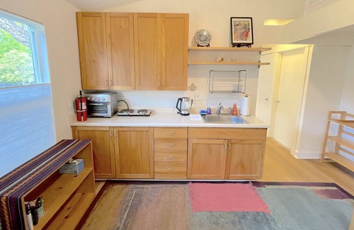 Westside Santa Cruz Cabaña | Cozy Cottage located in the Upper Westside of Santa Cruz!