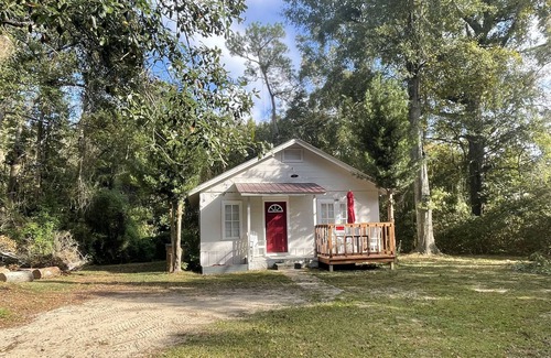 Mobile Cabaña | Cozy cottage minutes from downtown Mobile, Top Golf, Bel Air Mall, and more .