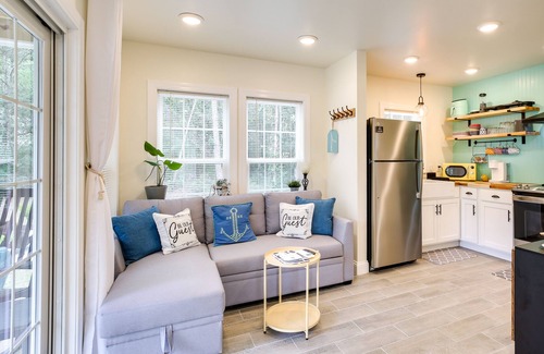 Southport Cabaña | Cozy Cottage: Minutes to Downtown Southport!