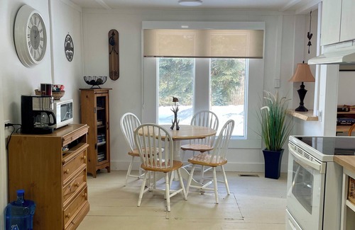 Central Alberta Cabaña | Cozy Cottage near Ski Hill Retreatn-Sleeps 4