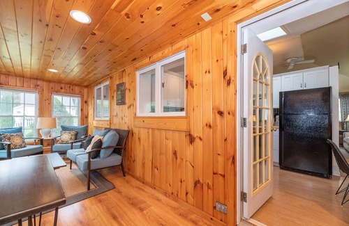 Walloon Lake Cabaña | Cozy Cottage near Lake & Skiing, Hot Tub, fireplace & Fire-pit, Pets Allowed