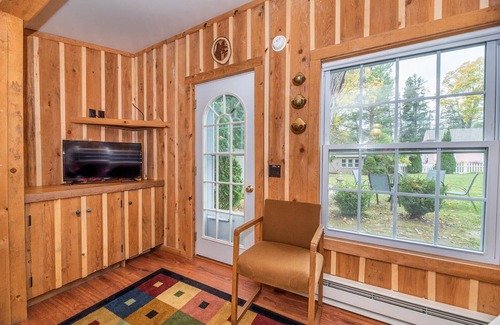 Walloon Lake Cabaña | Cozy Cottage near Lake & Skiing, Hot Tub, fireplace & Fire-pit, Pets Allowed