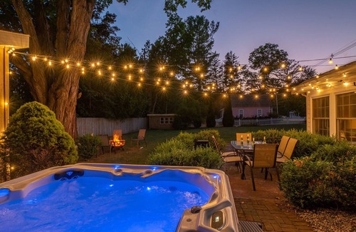 Walloon Lake Cabaña | Cozy Cottage near Lake & Skiing, Hot Tub, fireplace & Fire-pit, Pets Allowed