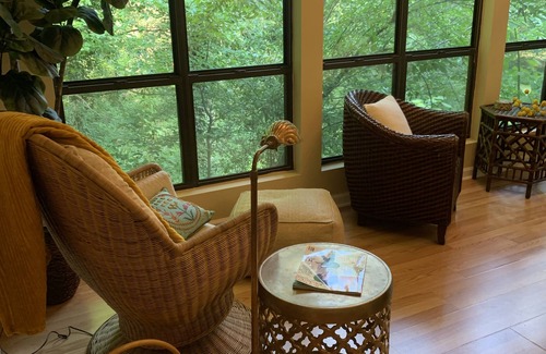 Kernersville Casa | Cozy cottage nestled in the woods near WILLSTELLA Farm Venue
