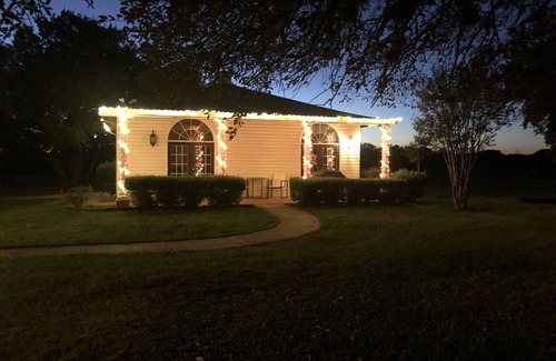 Salado Casa | Cozy cottage on 57 acre farm