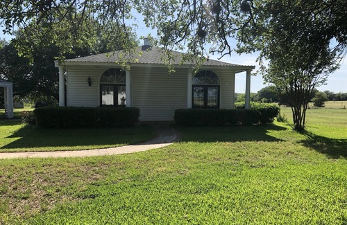 Salado Casa | Cozy cottage on 57 acre farm
