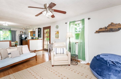 Shelbyville Otro | Cozy cottage on beautiful Chickapoo Farm with amazing views.