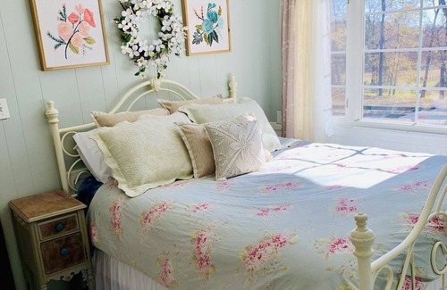 Shelbyville Otro | Cozy cottage on beautiful Chickapoo Farm with amazing views.