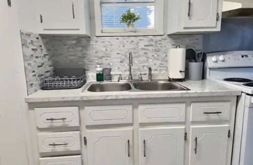 Lake Charles Casa | Cozy Cottage on Broad great for long-term stays