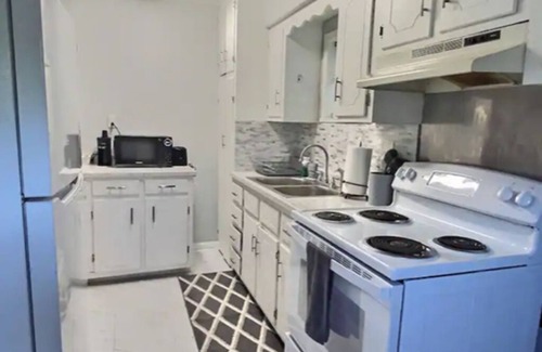 Lake Charles Casa | Cozy Cottage on Broad great for long-term stays