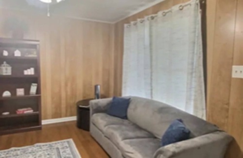 Lake Charles Casa | Cozy Cottage on Broad great for long-term stays