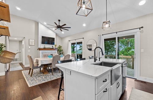 Columbia City Casa | Cozy Cottage on Cedar Lake with Children's Club House. Perfect For Families
